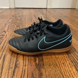 Nike tiempo indoor soccer shoes